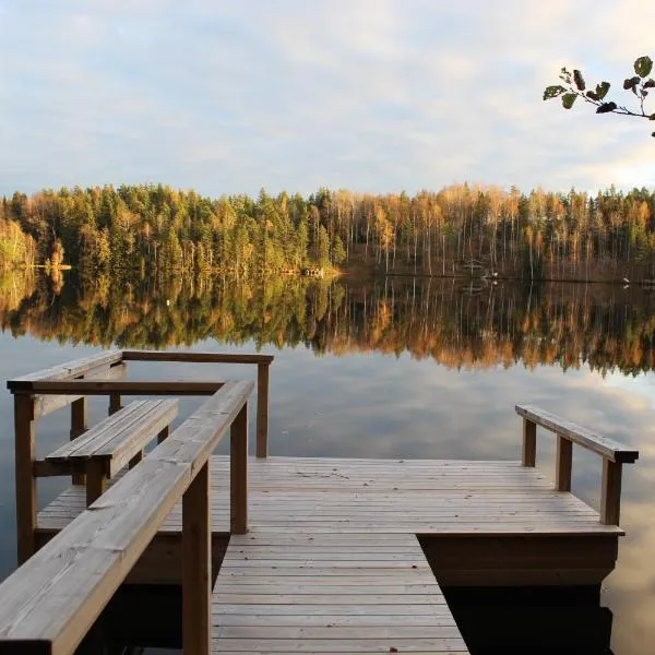 Cozy Cabin by the Lake，位于Gennarby的酒店