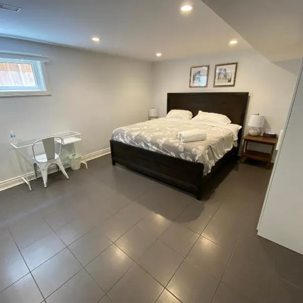 Yonge and Finch Subway !R Spacious & Stylish Prvt Bdr with Shared Bathroom，位于多伦多的酒店