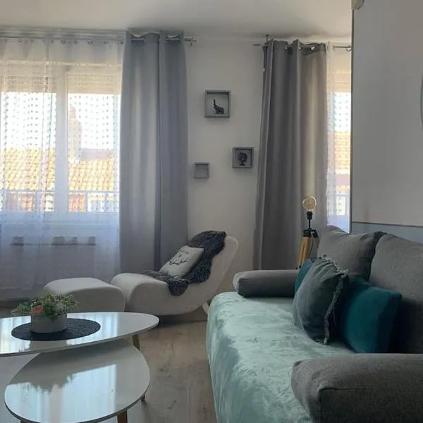 38 Maison entière,place de parking et garage pour moto velo a la demande，位于敦刻尔克的酒店