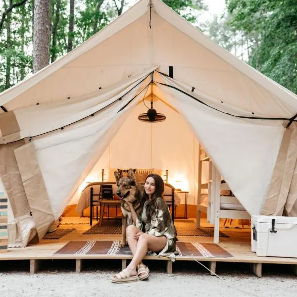 Timberline Glamping at Unicoi State Park，位于海伦的酒店