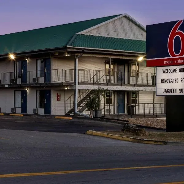 Motel 6 Branson West, MO - Silver Dollar City，位于Reeds Spring的酒店