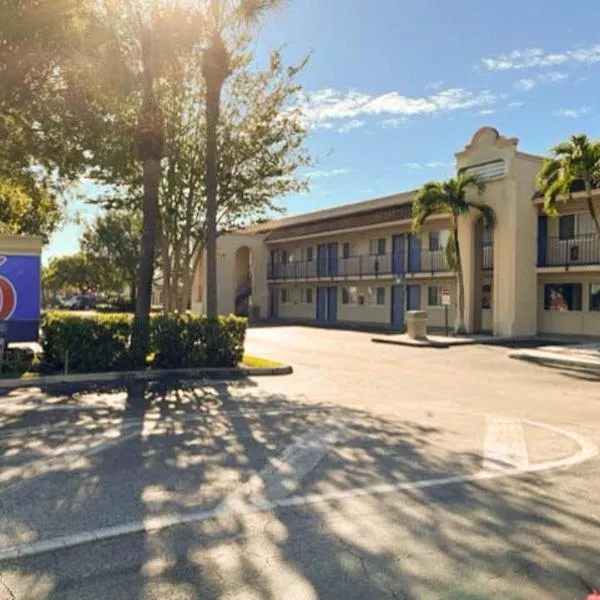 Motel 6 Riviera Beach FL，位于Juno Isles的酒店