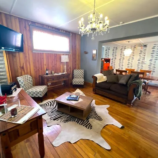 Incredible Downtown Duplex with Interior Backyard，位于蓬塔阿雷纳斯的酒店