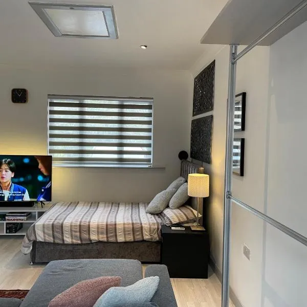 Fully Detached Studio Annexe with Double Bed for 2 & Sofa Bed for 2，位于Longstowe的酒店