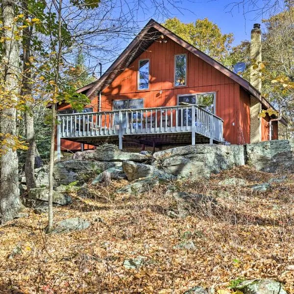 Deck + Forest Views: Secluded Cresco Cabin!，位于Cresco的酒店