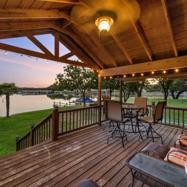 Lakefront Haven about 6 Mi to Historic Granbury Square，位于格兰伯里的酒店