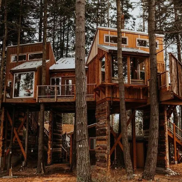 Treehouse on the Water -Eagles Nest-20 ft high，位于安吉利斯港的酒店