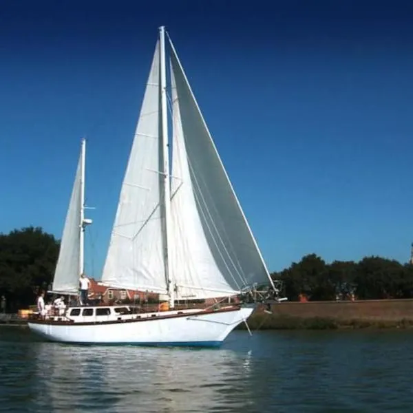 Classic sailing ship in center of Enkhuizen!，位于恩克赫伊曾的酒店