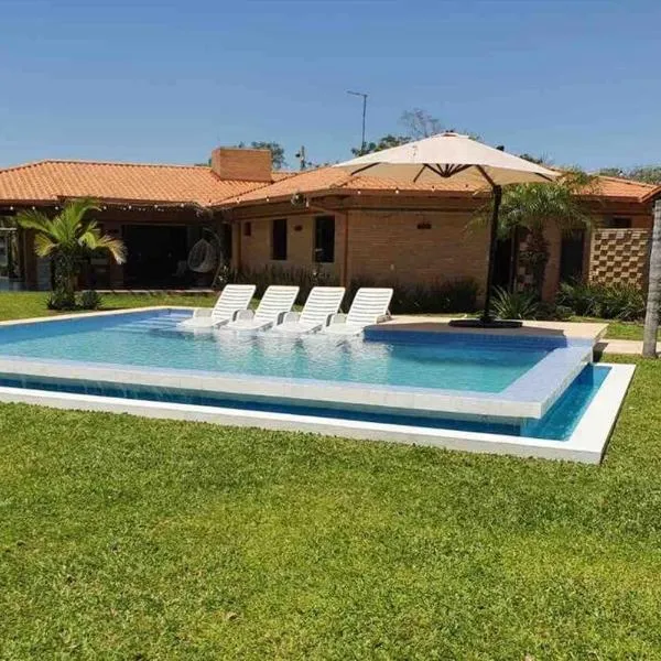 Casa con Piscina, Quincho, Cancha de Futbol/Volley，位于卡库佩的酒店