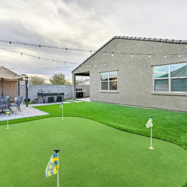 New-Build Glendale Home with Hot Tub and Putting Green，位于Liberty的酒店