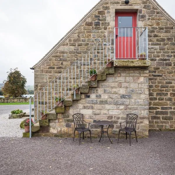 Hayloft with Log Burner and panoramic views，位于哈廷顿的酒店