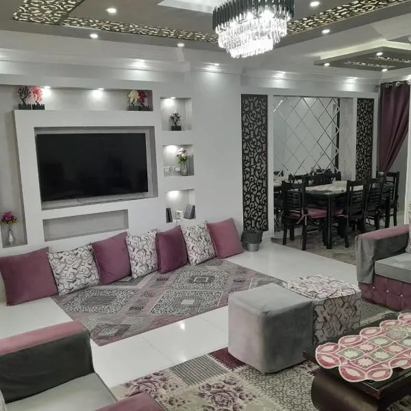 luxury apartment شقه فخمه بالاسكندرية，位于‘Izbat al Qaşr的酒店