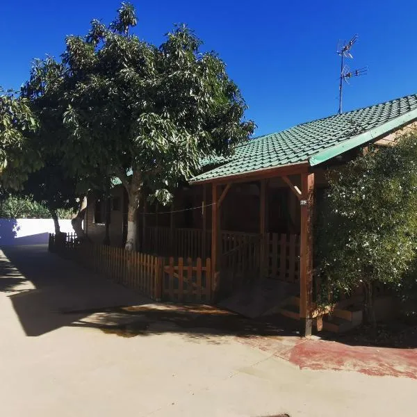 Bungalow con piscina cerca de la playa de Torre del Mar Ideal familias，位于贝莱斯的酒店