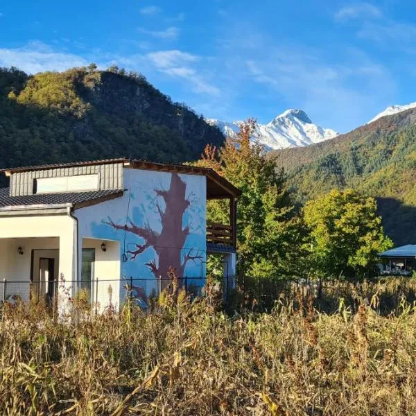 Racha Cornfield House，位于Oni的酒店