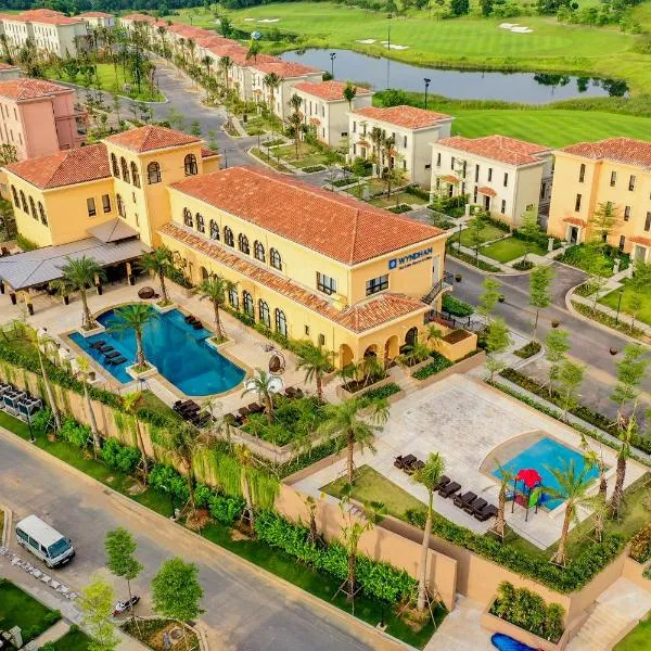 Wyndham Sky Lake Resort and Villas，位于Bãi Man的酒店