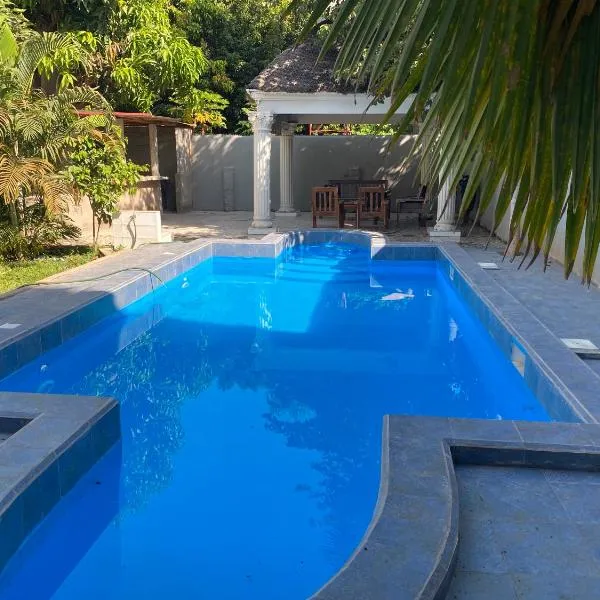 Queen Zee Boutique Hotel，位于科洛里的酒店