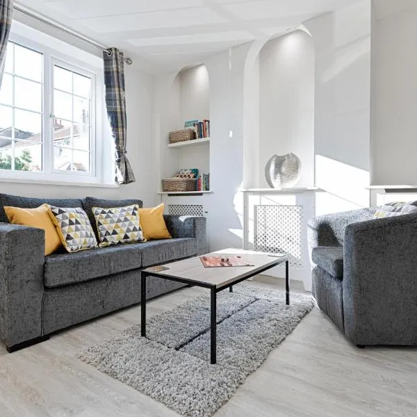 Sea Salt and Serenity-2 bedroom flat in The Mumbles-free parking，位于马伯斯的酒店