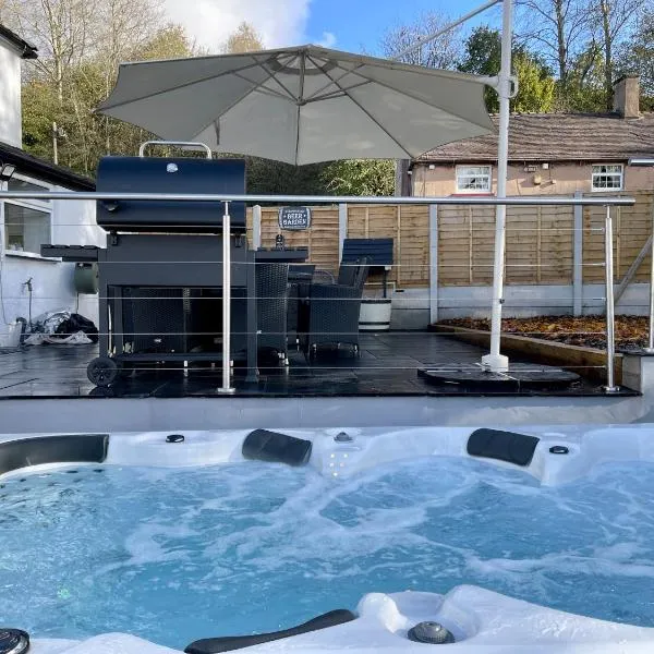 Tollgate House - Luxury Cozy Cottage - HUGE Hot Tub - Alton Towers，位于Denstone的酒店