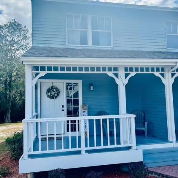 Cypress Cove Townhome on Canal，位于因弗尼斯的酒店