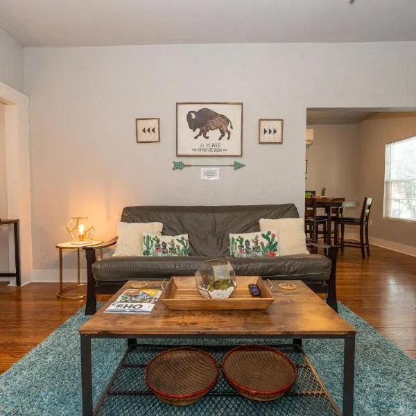 The Cozy, Fiber Internet, Roku TVs, Washer & Dryer, Near DT Chickasha & Leg Lamp!，位于奇克谢的酒店