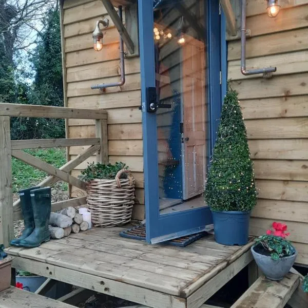 Cosy Double Shepherds Hut In Beautiful Wicklow With Underfloor Heating Throughout，位于Newcastle的酒店