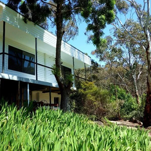 Peaceful bush retreat in newly renovated lodge in St Andrews，位于Smith Gully Road的酒店