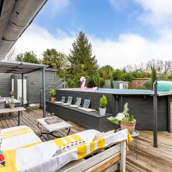 Demeure en pierre avec piscine，位于Vertheuil-en-Médoc的酒店