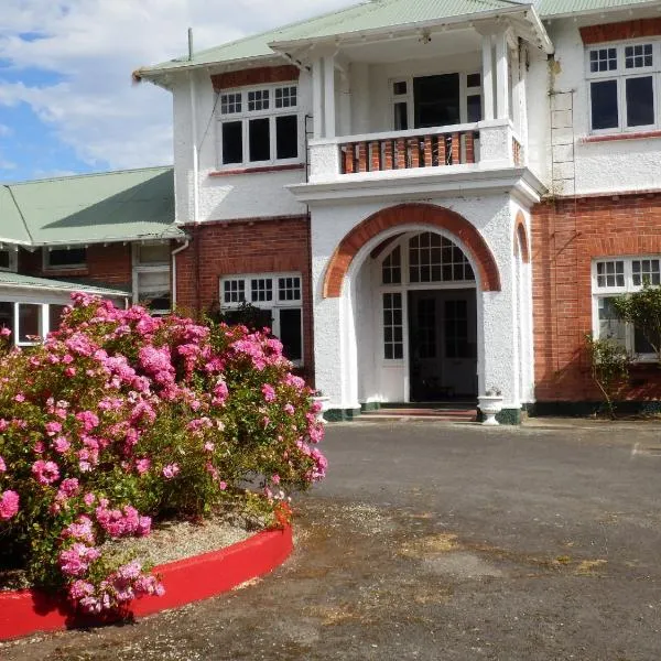 托马斯卡特林斯露营旅舍，位于Pounawea的酒店