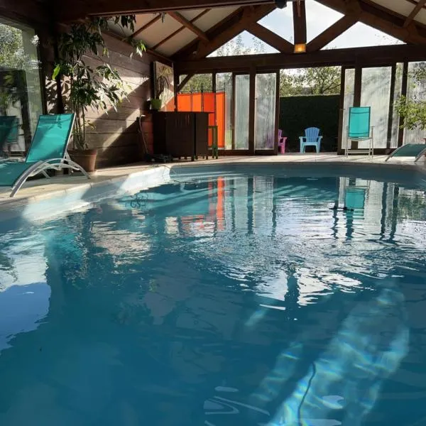 Maison avec piscine et sauna à Vire，位于Mesnil-Clinchamps的酒店