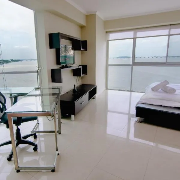 Riverfront I 2, piso 4, suite vista al rio, Puerto Santa Ana, Guayaquil，位于瓜亚基尔的酒店