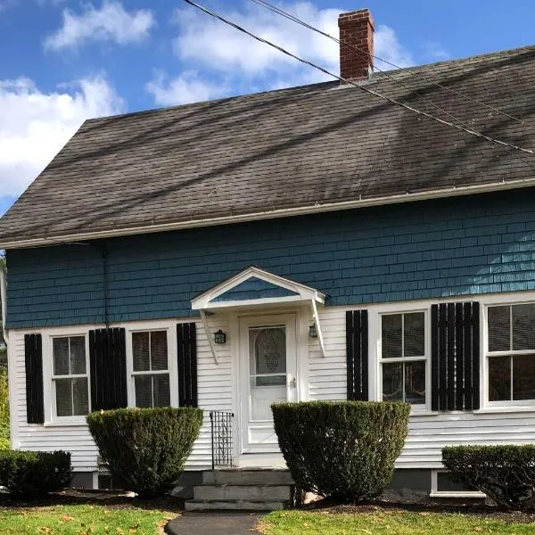 Kennebunk Home with Yard Less Than 1 Mile to Dock Square!，位于肯纳邦克的酒店