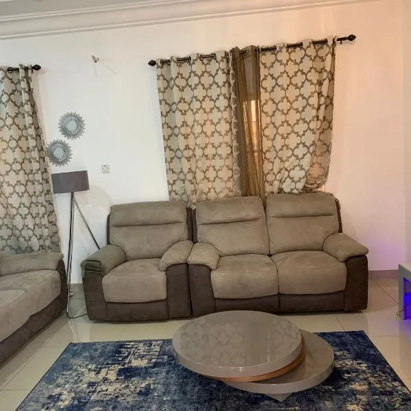Cheerful 3 bedroom bungalow, Fatty Boulevard，位于Madina Sey Kunda的酒店