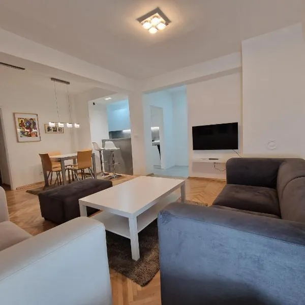 Bright, modern - 2 bedroom condo，位于斯科普里的酒店