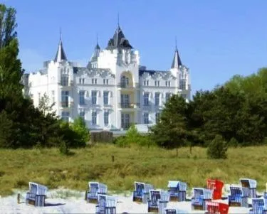 乌泽多姆宫殿酒店，位于Netzelkow的酒店