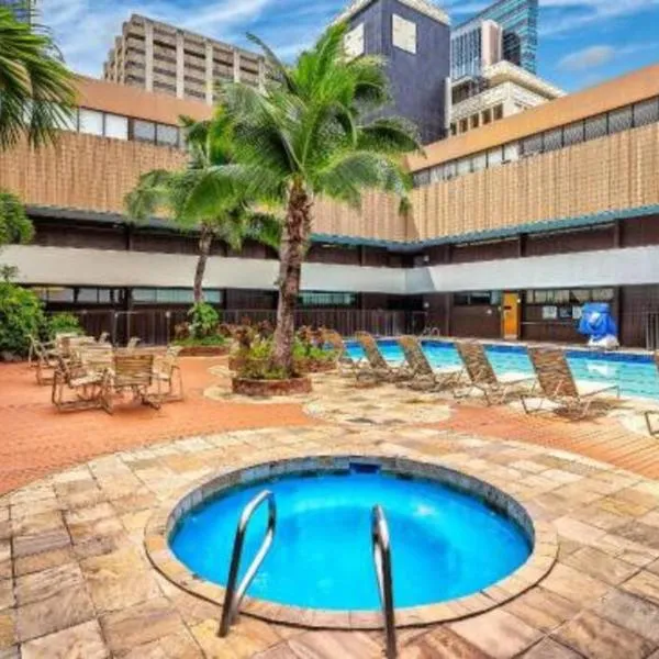 Condotel Quiet with High Ceiling Free Parking and WiFi，位于檀香山的酒店