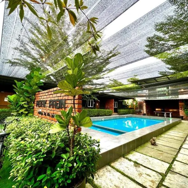 Petak Padin Cottage by The Pool，位于甲抛峇底的酒店