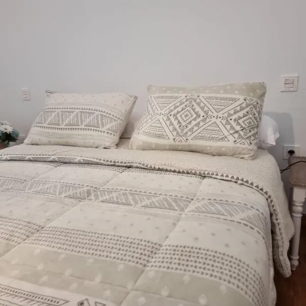 Alunita & Pirita, Habitación con Jardín, Terraza y WiFi en zona tranquila y céntrica，位于纳萨雷特的酒店