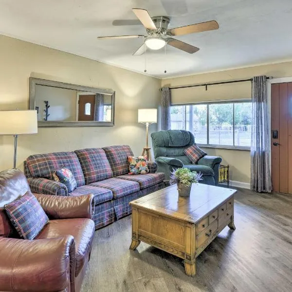 Cozy Graham Retreat ~ 3 Mi to Lake Eddleman!，位于Graham的酒店