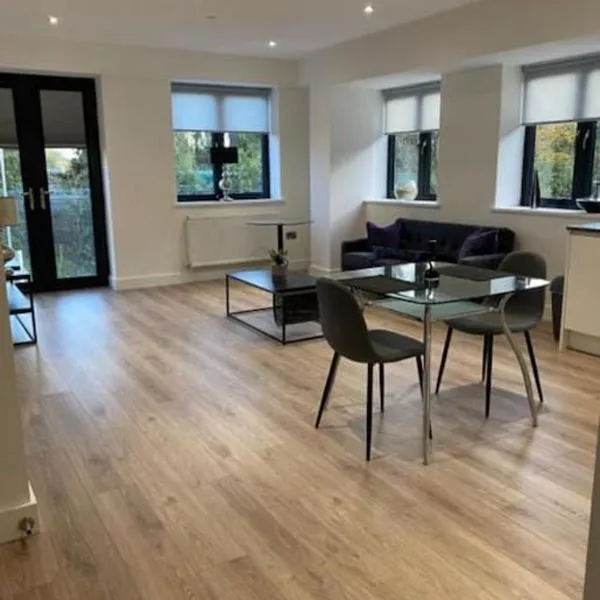 Brand new luxury apartment with free parking and gym，位于Olton的酒店