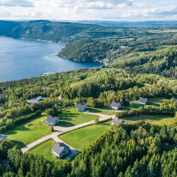 MontFJORD - Chalets, vue spectaculaire et SPA. ChantaFJORD #4，位于Petit-Saguenay的酒店