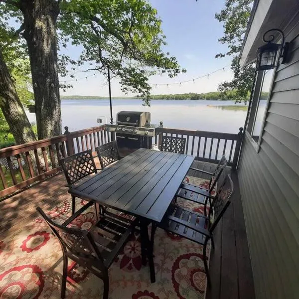 Sunrise Views Cabin with King Bed, Bar & Game Room，位于Hampden的酒店