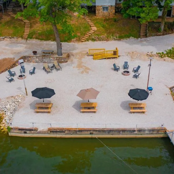 Lakeshore Fishing cabin 1 , dock/boat slip, fire pit.，位于Barnett的酒店