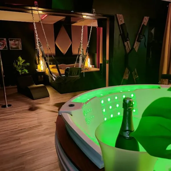 La loveroom bdsm de Nice " la chambre luxe des désirs "，位于尼斯的酒店