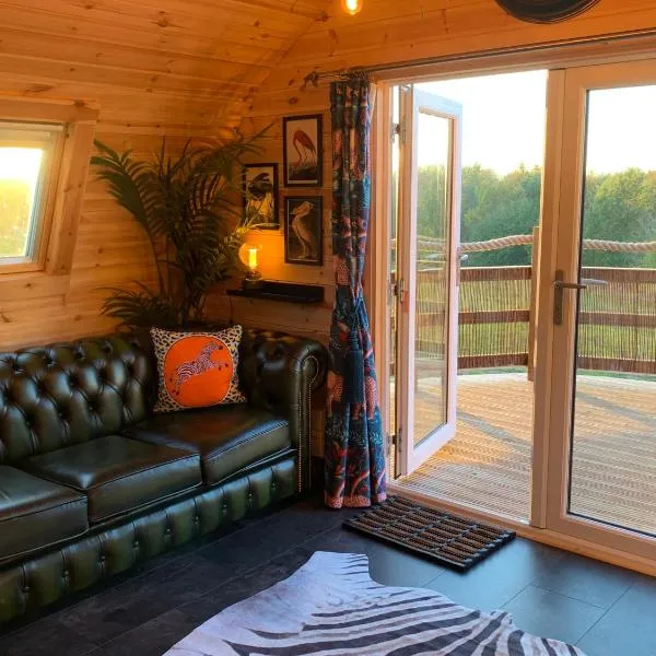 Fox’s Furrow Quirky Glamping Pod with Private Hot Tub，位于East Norton的酒店