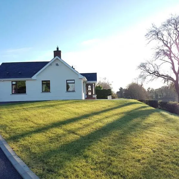 Sunnyside Lodge - Beautiful Fermanagh Holiday Home，位于Maguires Bridge的酒店