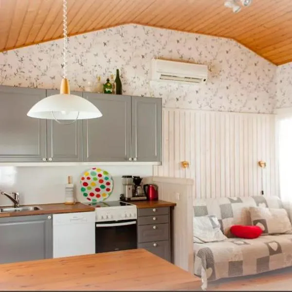 Niemi-Kapee Mansikka - Cozy cottage by the lake，位于Terälahti的酒店