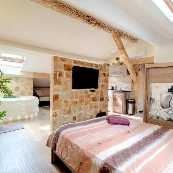 Love Room Jacuzzi Croisette，位于戛纳的酒店