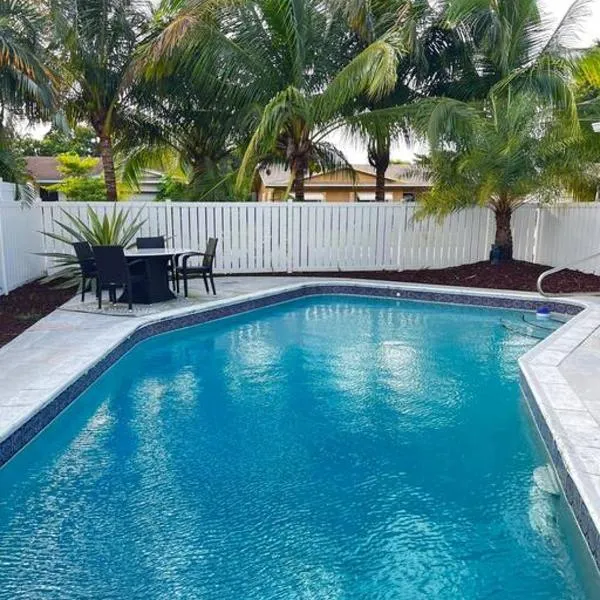 Gorgeous open concept 4 BR with heated pool and lounge area，位于劳德代尔堡的酒店