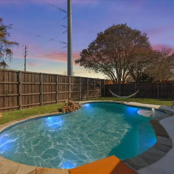Perfect Getaway Home w Pool Jacuzzi Cinema Room，位于理查森的酒店