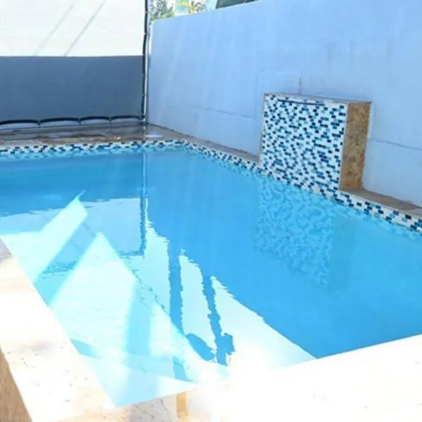 NEW Remodeled pool house 2 minutes from beach，位于Vieques的酒店